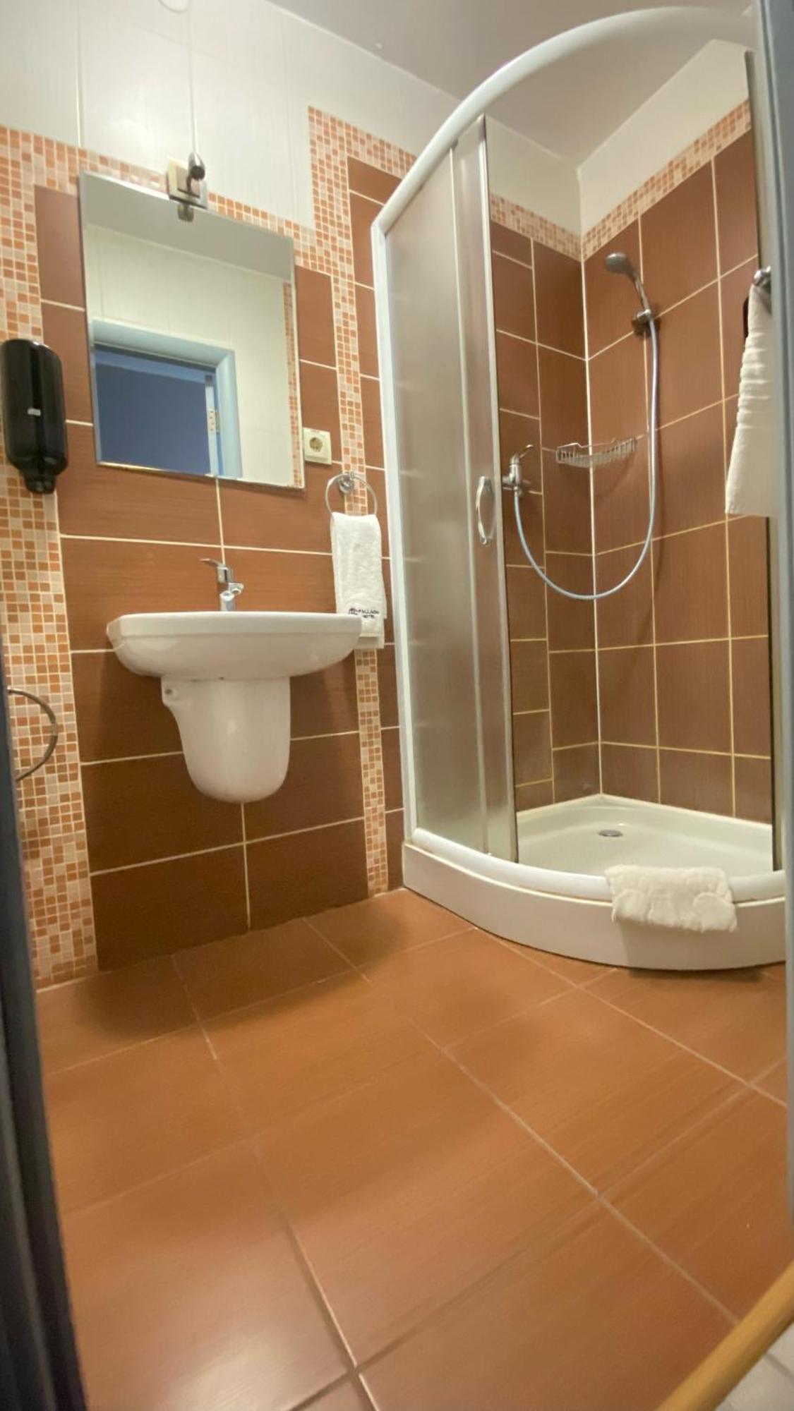 Pallada Hotel Ternopil Buitenkant foto