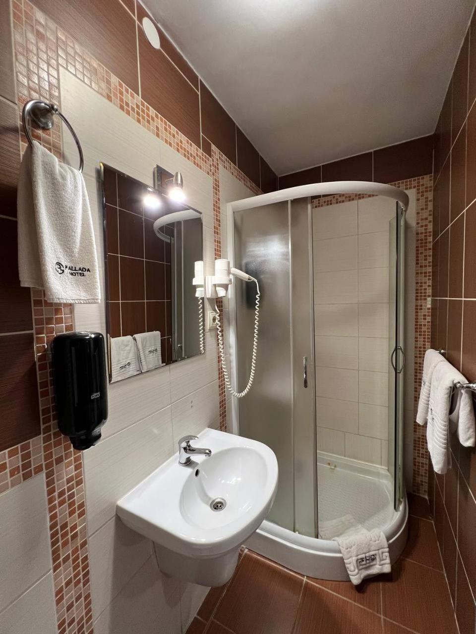 Pallada Hotel Ternopil Buitenkant foto