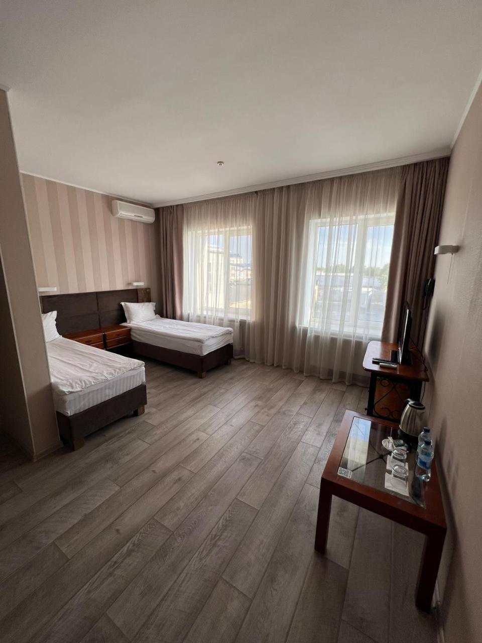 Pallada Hotel Ternopil Buitenkant foto